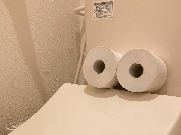 便座の上にトイレットペーパーを置くと…？　写真に「変な声でた」「お腹が痛い」