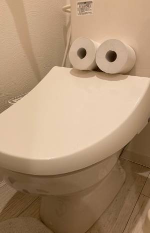 便座の上にトイレットペーパーを置くと…？　写真に「変な声でた」「お腹が痛い」