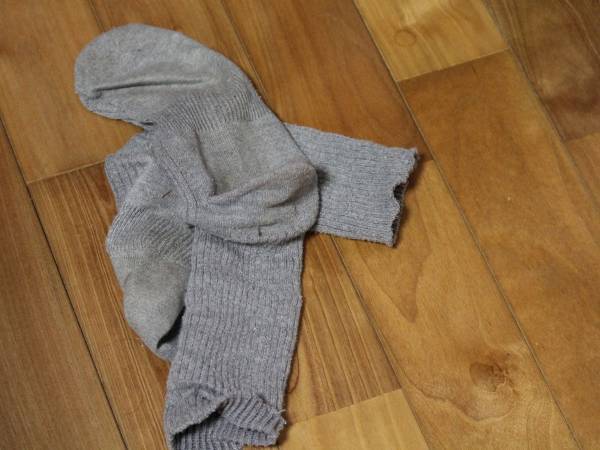 穴のあいた靴下を最後まで活用するには？　方法に「早速やってみる」「便利」