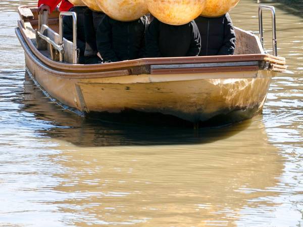 川で舟に乗っていたのは、まさかの…　３枚に「目が飛び出る」「吹き出した」