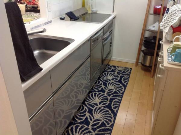 キッチンマット、なぜ使うべき？　メーカーが教えるメリットに「そういうことか」「納得です」