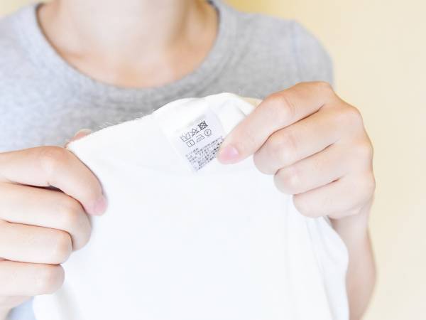 洋服の「タグ」が肌に当たってかゆい…　アレを使えばチクチクから解放！