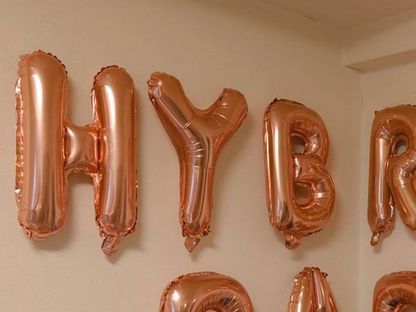 『HAPPY BIRTHDAY』の文字を使って…　妻が生み出した言葉に「天才」の声！