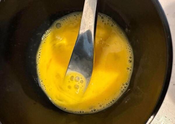卵をフォークでよくかき混ぜている写真