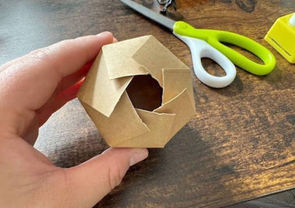 紙コップ、飲み物を注ぐだけ？　思わぬ使い道に「これはワクワクしそう」