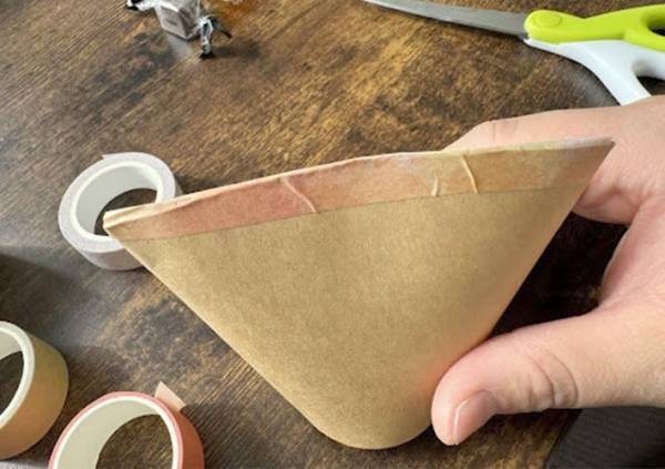 紙コップ、飲み物を注ぐだけ？　思わぬ使い道に「これはワクワクしそう」