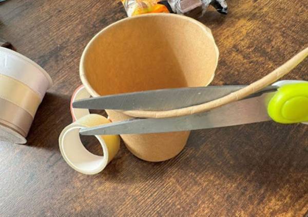 紙コップ、飲み物を注ぐだけ？　思わぬ使い道に「これはワクワクしそう」