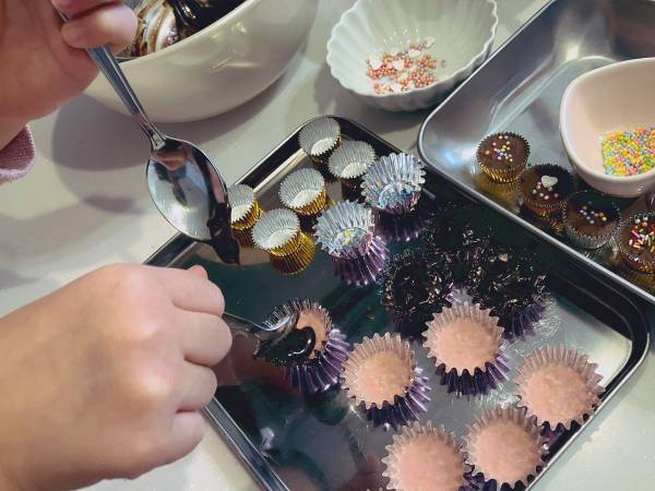 小１娘と『バレンタインのチョコ』を作る父　理由に「これは号泣する」「父親の鑑かよ」