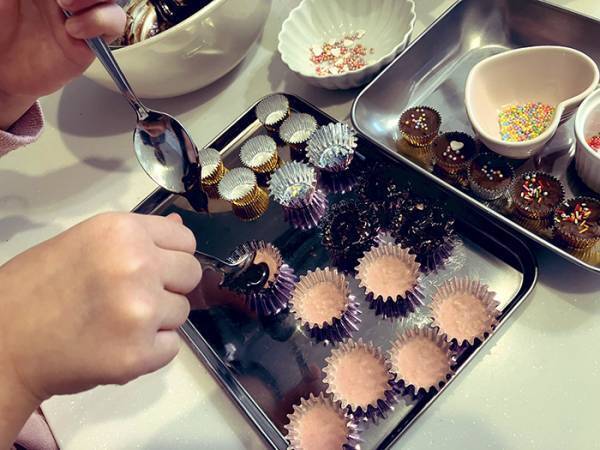 小１娘と『バレンタインのチョコ』を作る父　理由に「これは号泣する」「父親の鑑かよ」