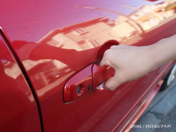 静電気のバチッ！を防ぎたい　ドアノブを触る前にすることって？