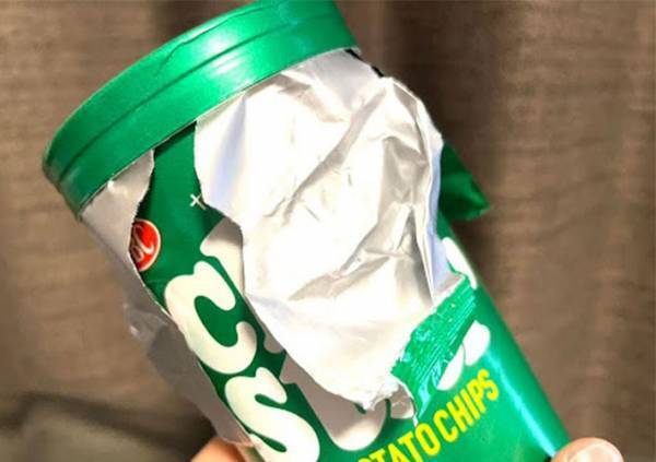 チップスターが取り出しにくい…　手を突っ込まない食べ方に「革命だー！」