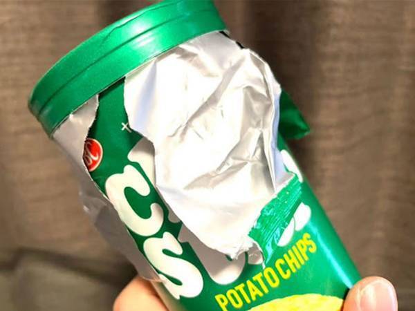 チップスターが取り出しにくい…　手を突っ込まない食べ方に「革命だー！」