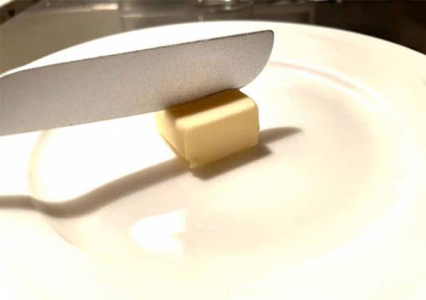 何よりも確実！　バターをいち早く常温に戻す方法に「焦がす心配なし」