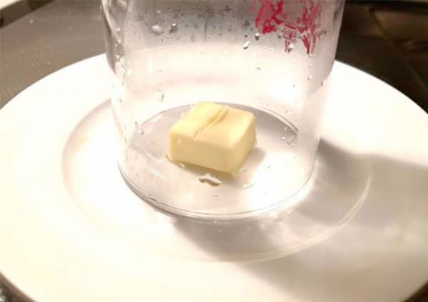 何よりも確実！　バターをいち早く常温に戻す方法に「焦がす心配なし」