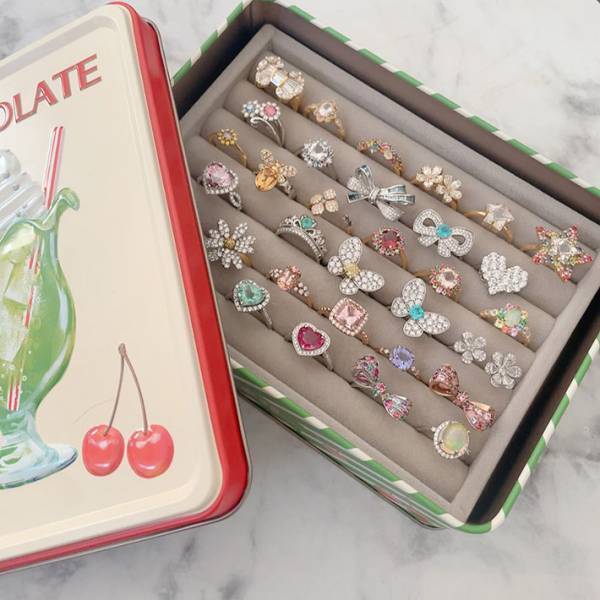 １００均で完成！　菓子缶を収納Boxにする方法に「天才」「秒でできる」