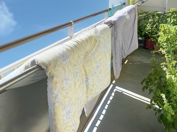 清潔でふかふかの布団で眠るなら？　布団干しのコツをアイリスオーヤマが伝授