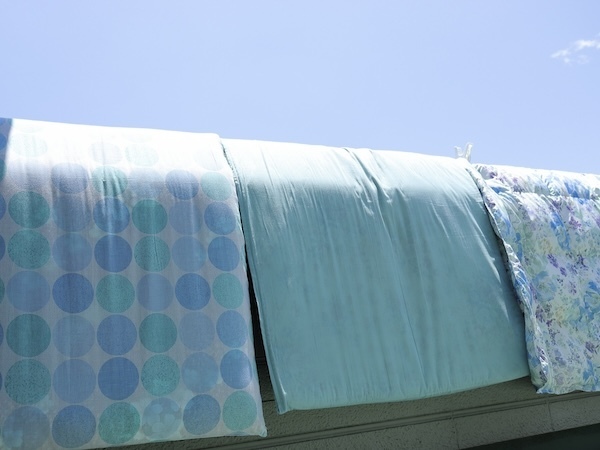 清潔でふかふかの布団で眠るなら？　布団干しのコツをアイリスオーヤマが伝授