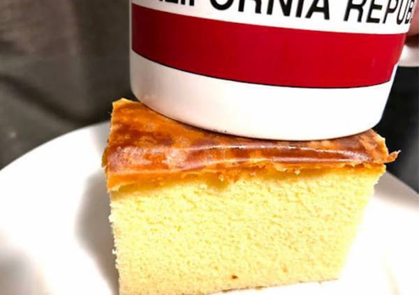 温まったカップの底　カステラに当てると…？　「おぉ～」「もうガッカリしない」