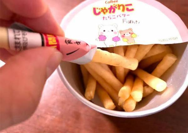 手を汚さない『じゃがりこ』の食べ方　SNSで話題の裏技に「まったく汚れない」