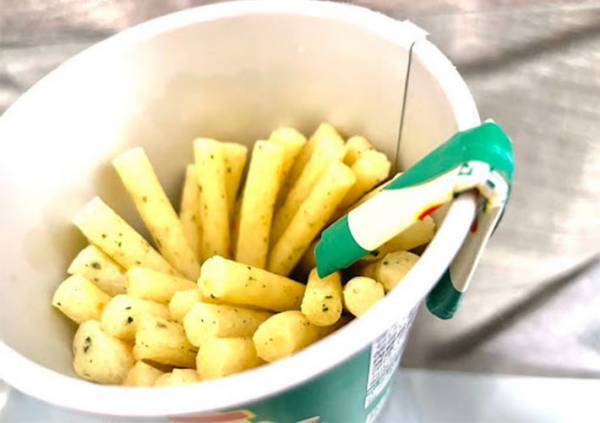 手を汚さない『じゃがりこ』の食べ方　SNSで話題の裏技に「まったく汚れない」