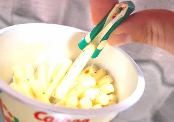 手を汚さない『じゃがりこ』の食べ方　SNSで話題の裏技に「まったく汚れない」