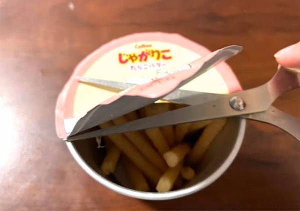 手を汚さない『じゃがりこ』の食べ方　SNSで話題の裏技に「まったく汚れない」