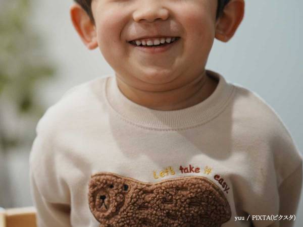 見知らぬ幼児に「バァバ」といわれた高齢者　思わず返したひと言が？　「泣ける」「優しい世界」