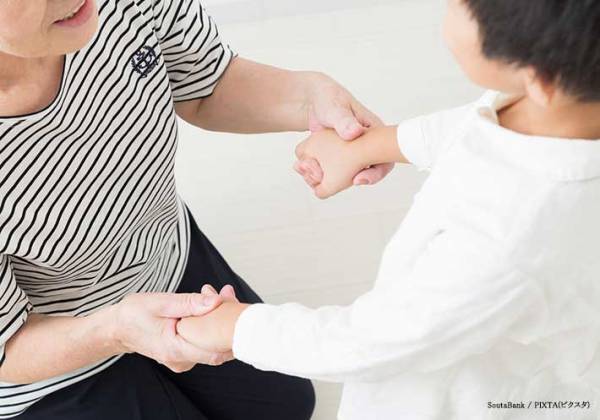 見知らぬ幼児に「バァバ」といわれた高齢者　思わず返したひと言が？　「泣ける」「優しい世界」