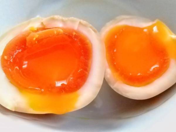 煮卵をきれいに切るには？　ローソンが投稿した方法に「やってみます」「すごい！」