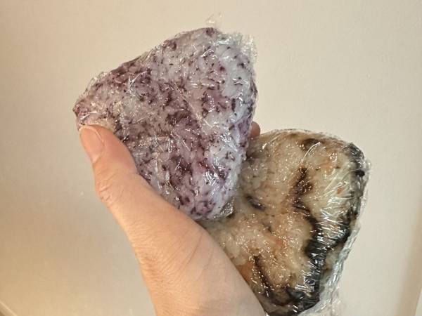 おにぎりの形をきれいに整えるには？　ラップを使った方法に「コレは便利」「試してみる」