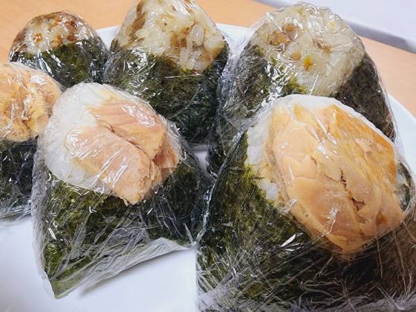 ラップの包み方でもう悩まない！　クレハが教える「変わり種おにぎり３種」を包む方法