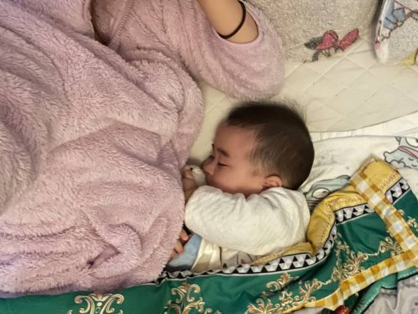 「夫は子育てに積極的なのに…」　川の字で寝る家族が「どうしてこうなる」