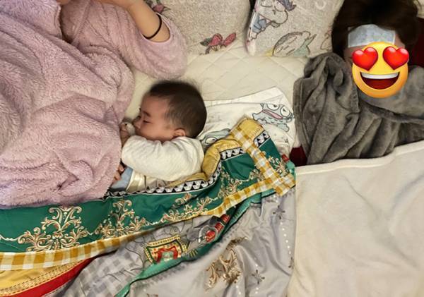 「夫は子育てに積極的なのに…」　川の字で寝る家族が「どうしてこうなる」