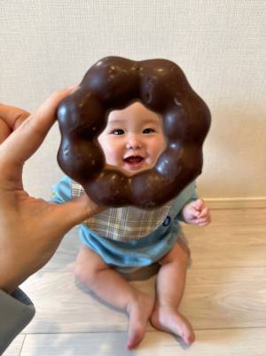 赤ちゃんの『バレンタインフォト』に絶賛の声　ミスドのアレを使うだけで？