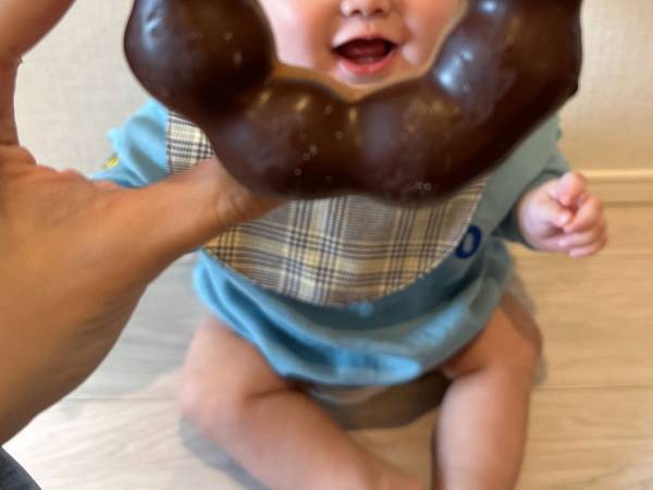 赤ちゃんの『バレンタインフォト』に絶賛の声　ミスドのアレを使うだけで？