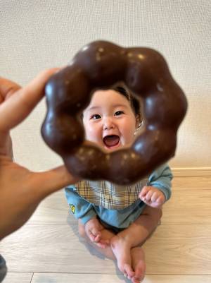 赤ちゃんの『バレンタインフォト』に絶賛の声　ミスドのアレを使うだけで？