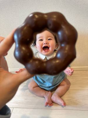 赤ちゃんの『バレンタインフォト』に絶賛の声　ミスドのアレを使うだけで？