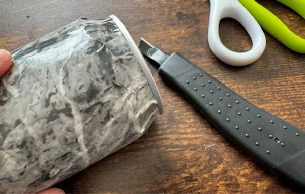 生ジョッキ缶、飲んだら捨ててる？　思わぬ再利用法に「くり抜き不要で５本入った」