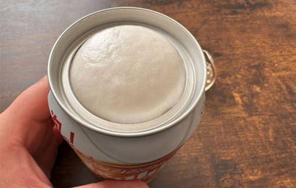 生ジョッキ缶、飲んだら捨ててる？　思わぬ再利用法に「くり抜き不要で５本入った」