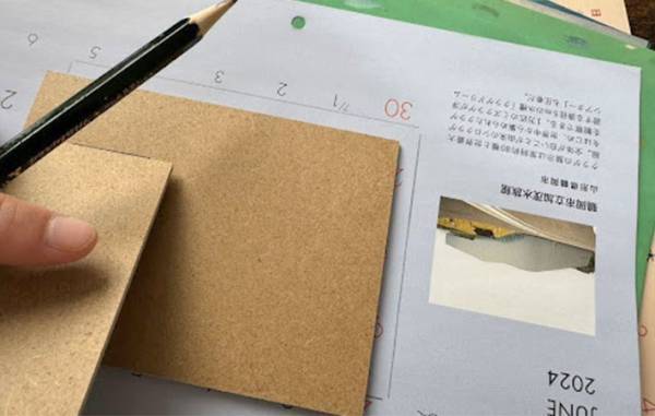 使わないカレンダーが溜まっていく…　思わぬ使い道に「メモ帳にするのやめた」