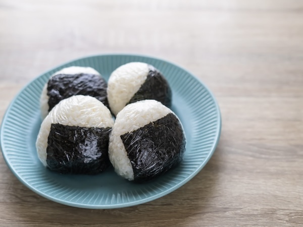 おにぎりの海苔がしなしなになるなら？　クレハの解決策に「簡単だ」「やってみます」