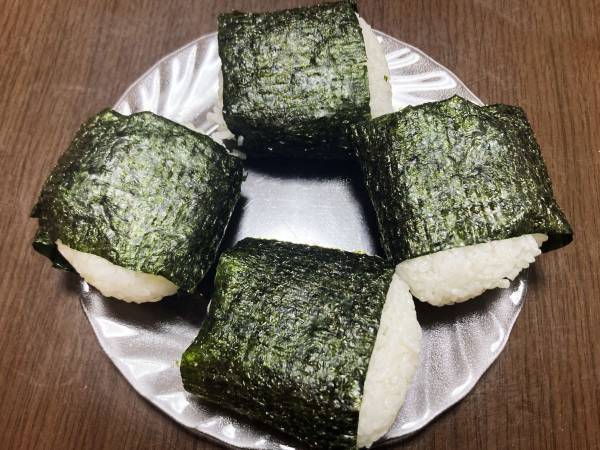 おにぎりの海苔がしなしなになるなら？　クレハの解決策に「簡単だ」「やってみます」