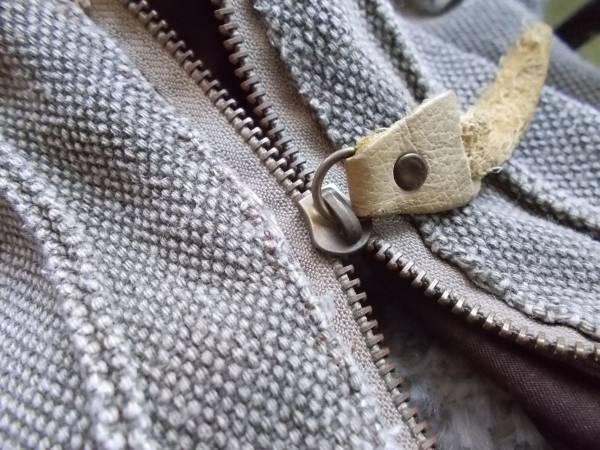 服のジッパーが動かなくなったら？　修理方法に「助かる」「試してみます」