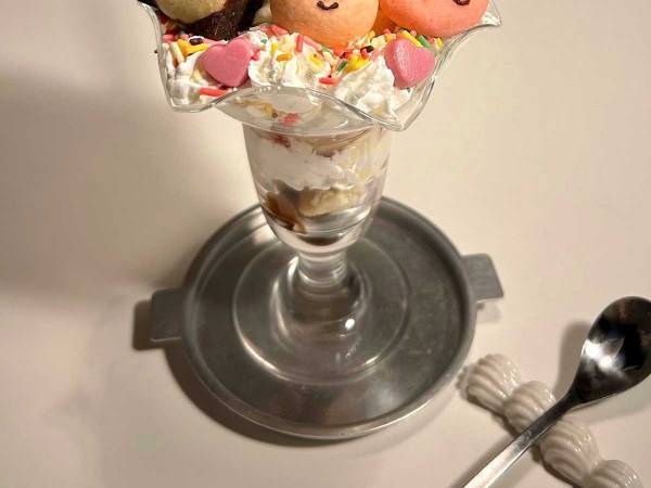 バレンタインの残り物で作った『夜パフェ』が話題　「最高にかわいい」「行列ができそう」