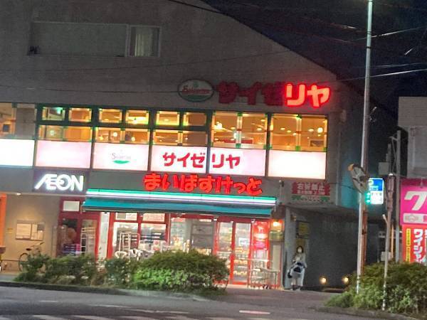 照明が切れたサイゼの看板　『生き残った２文字』に爆笑する人続出