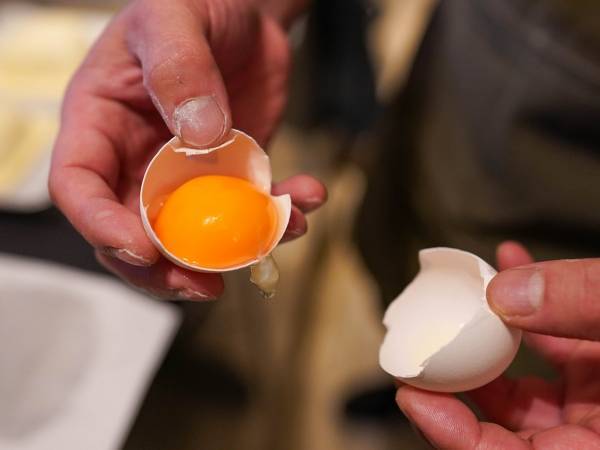 これなら誰でも簡単にできる！　卵黄と卵白を分ける簡単テクニック