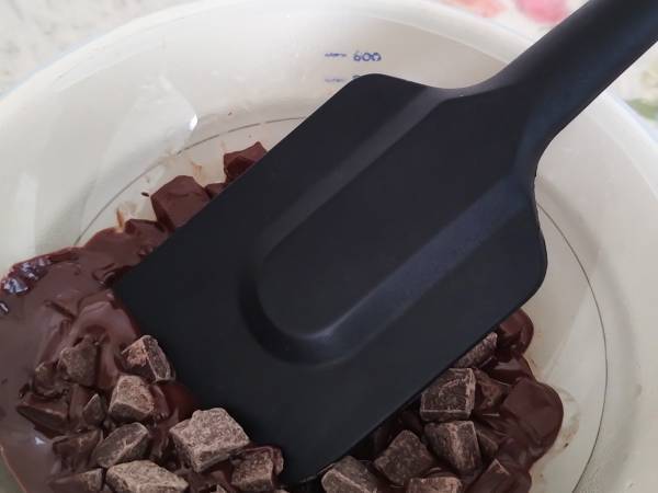 ボウル要らずで後片付けも簡単！　チョコレートの湯煎をもっと簡単にする裏技