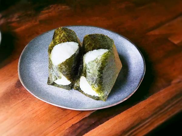 のりのパリパリ感がそのまま楽しめる！　ラップ１枚でおにぎりとのりを包む方法