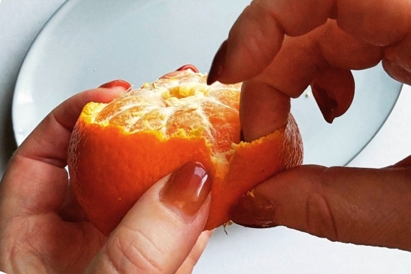 ミカンがベルト状に！　農林水産省が教える画期的な剥き方に「真似します！」「簡単にできた」