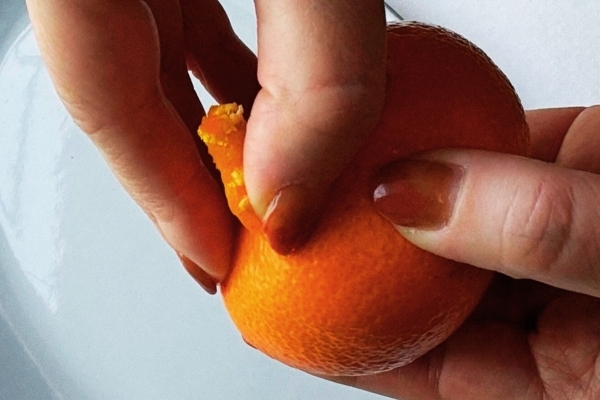 ミカンがベルト状に！　農林水産省が教える画期的な剥き方に「真似します！」「簡単にできた」